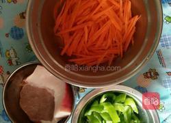 猪肉炒青椒红萝卜的做法图解1