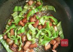 猪肉炒青椒红萝卜的做法图解4