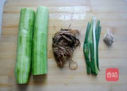 盐菜丝瓜汤的做法图解1