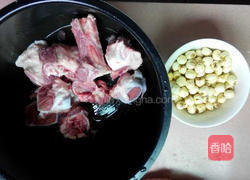 莲子煲大骨汤的做法图解1