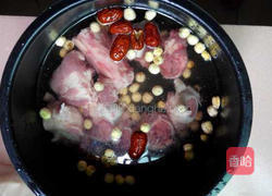 莲子煲大骨汤的做法图解2