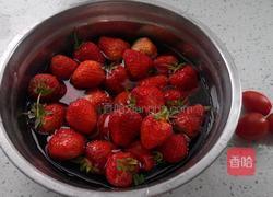 草莓沙拉的做法图解1
