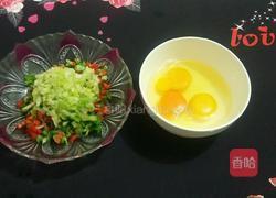 五彩炒鸡蛋的做法图解1