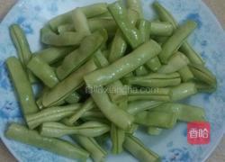 四季豆炒蛋的做法图解1