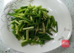 蒜苔炒肘花肉的做法图解2