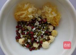 莲子银耳粥的做法图解2