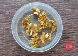 莴笋核桃仁的做法图解2