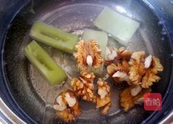 莴笋核桃仁的做法图解5