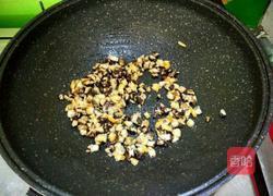 韭菜香菇虾米猪肉饺的做法图解3