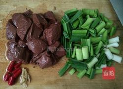 蒜苗炒猪血（微辣版）的做法图解1