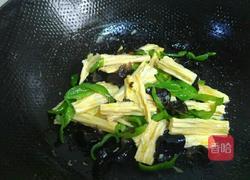 青椒木耳炒腐竹的做法图解6