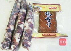 鸡蛋干蒸腊肠的做法图解1