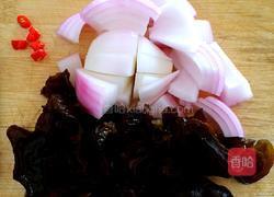 木耳洋葱炒鸡蛋的做法图解1