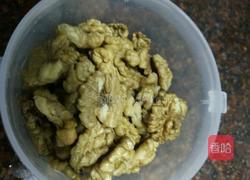 咸核桃仁的做法图解2