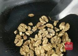 咸核桃仁的做法图解3