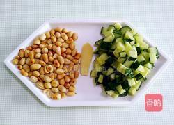 黄瓜花生炒肉丁的做法图解2