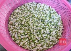 蒸槐花的做法图解1