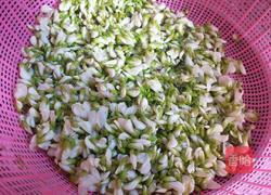 蒸槐花的做法图解2