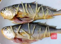 Illustration of how to make steamed yellow croaker 3