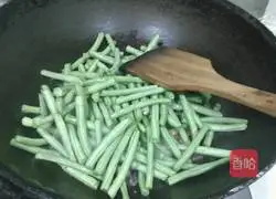 Illustration of Hunan smoked bacon and stir-fried beans 4