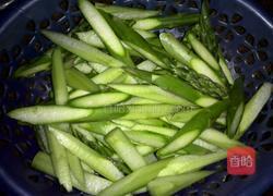 瘦肉鲜虾炒青芦笋的做法图解2