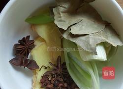 红枣黄豆花生炖猪蹄汤的做法图解2