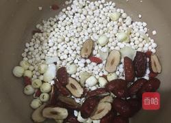 芡实红枣莲子汤的做法图解1