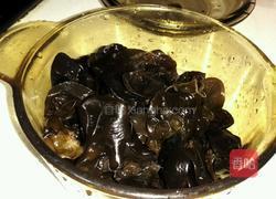 木耳蒜苗炒肉絲的做法图解1