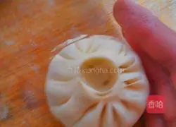 Illustration of how to wrap chrysanthemum buns 8