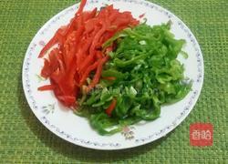 青红椒炒肉丝的做法图解2