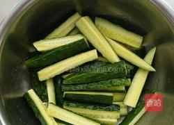 蒜香麻酱黄瓜条的做法图解1