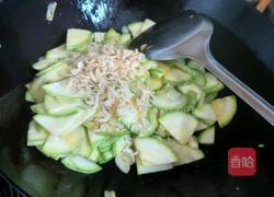 西葫芦炒虾皮的做法图解6
