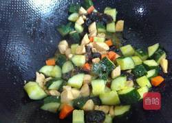黄瓜木耳炒鸡丁的做法图解7