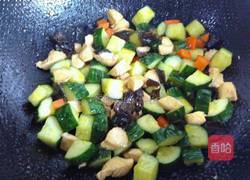 黄瓜木耳炒鸡丁的做法图解8