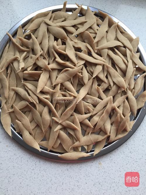 和好揉到了,开始搓鱼子2.开水和莜面,好烫手,老公给和的1.