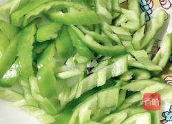 青椒炒鸡翅尖的做法图解1