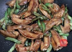 青椒炒鸡翅尖的做法图解5