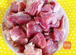 梅花肉炖粉条的做法图解2
