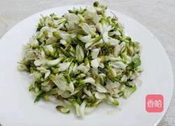 槐花煎鸡蛋的做法图解1