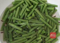 番茄炒缸豆的做法图解1