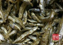 爆炒干鱼子的做法图解1