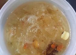桃胶雪莲子银耳汤