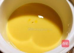 牛奶炖蛋的做法图解2