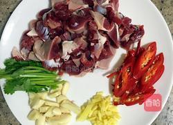 泡椒炒鸭肾的做法图解1