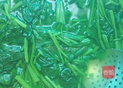 炝拌菠菜的做法图解2