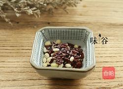 双豆土茯苓骨头汤的做法图解2