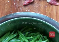 扁豆炒肉片的做法图解2