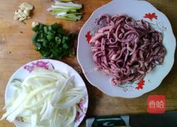 鱿鱼须炒洋葱的做法图解1