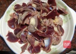 鸡胗炒青椒的做法图解1