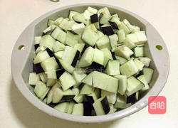 猪肉熬茄子的做法图解1